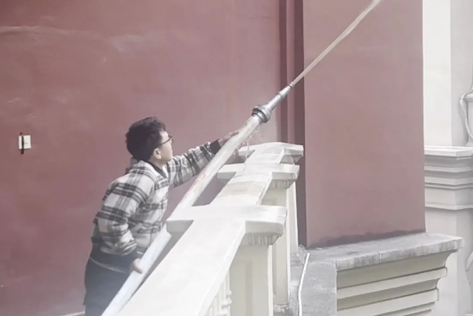 危急时刻，，，，热心市民用消火栓“教科书式”灭火